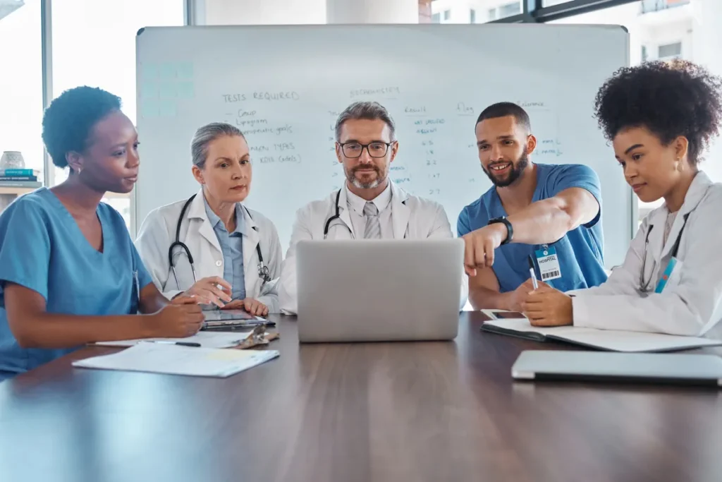 Grupo médico aprendiendo a usar un sistema de historia clínica digital