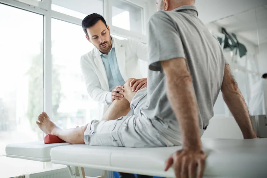 Médico revisando a un paciente con enfermedad crónica