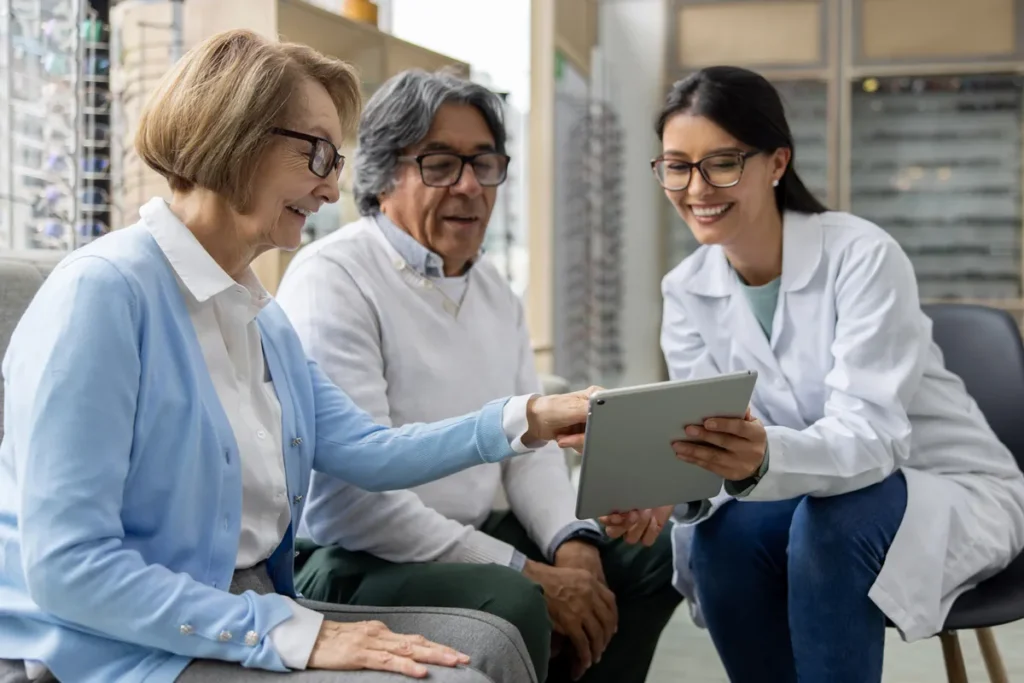 Pacientes consultando su historia médica digital desde una tablet